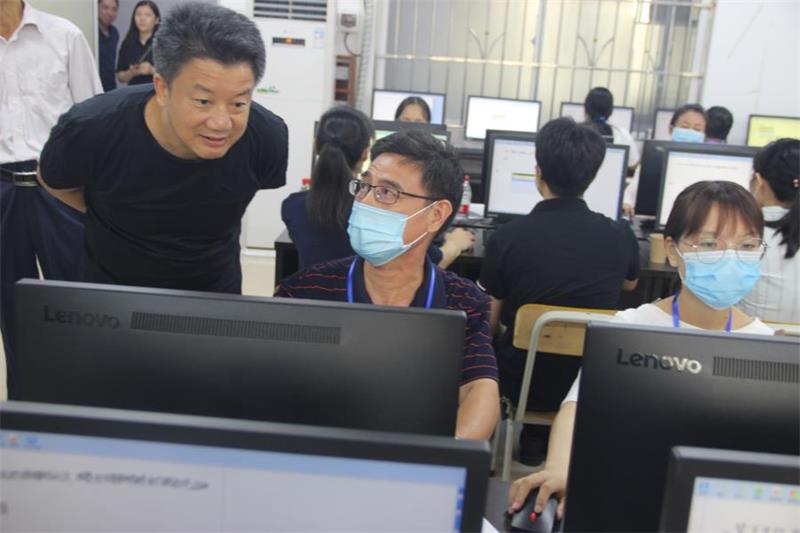 市委教育工委书记、市教育局局长袁清山详细了解了各学科阅卷进度、质量控制等情况.jpg